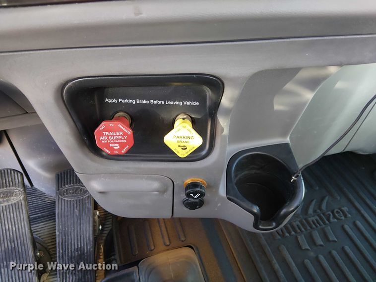 image for item DU3673 2023 Peterbilt 389 semi truck