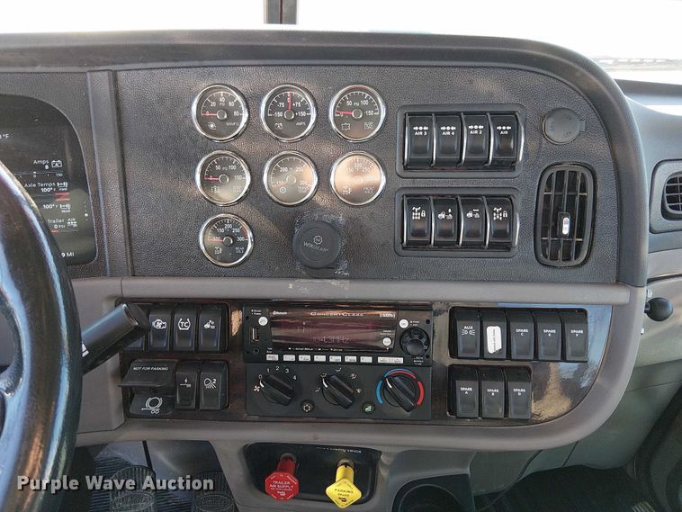 image for item DU3673 2023 Peterbilt 389 semi truck