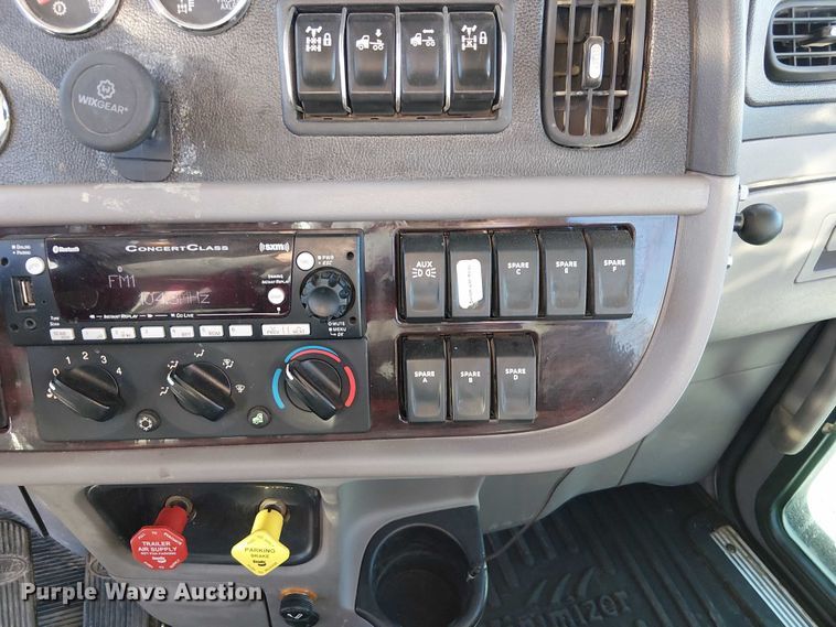 image for item DU3673 2023 Peterbilt 389 semi truck