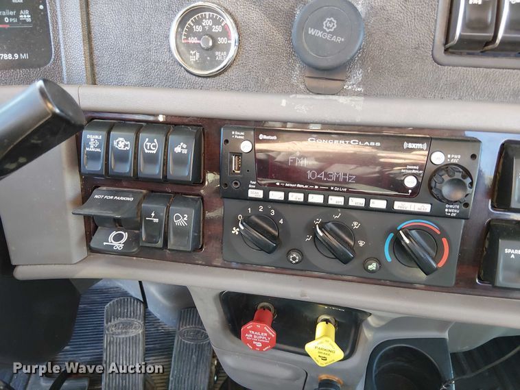 image for item DU3673 2023 Peterbilt 389 semi truck