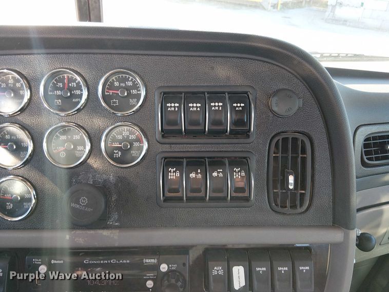 image for item DU3673 2023 Peterbilt 389 semi truck