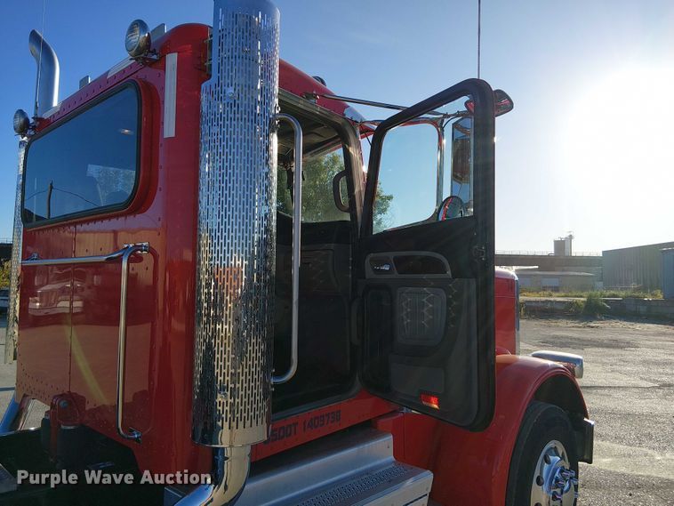 image for item DU3673 2023 Peterbilt 389 semi truck