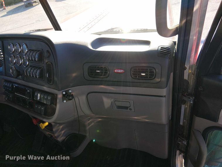 image for item DU3673 2023 Peterbilt 389 semi truck