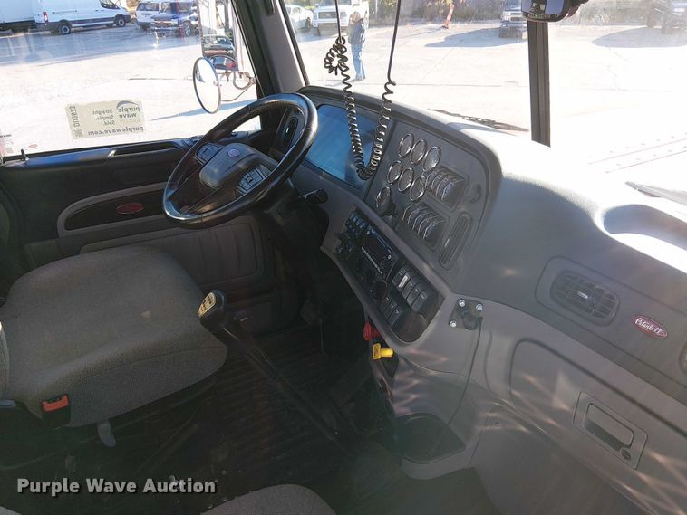 image for item DU3673 2023 Peterbilt 389 semi truck