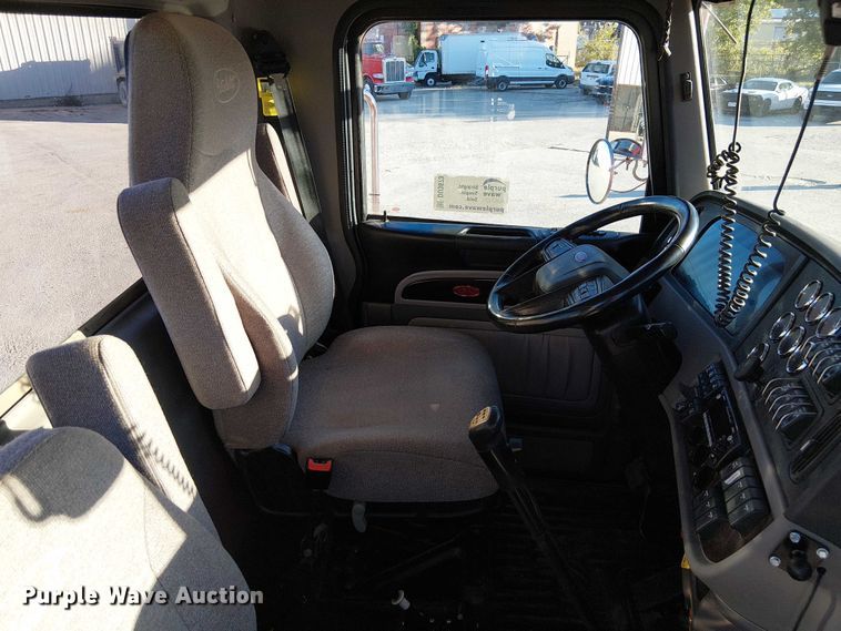 image for item DU3673 2023 Peterbilt 389 semi truck