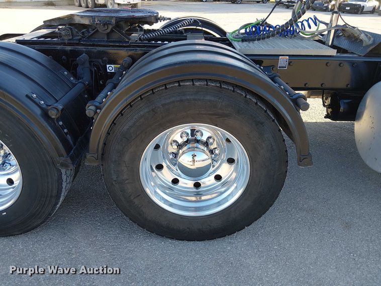 image for item DU3673 2023 Peterbilt 389 semi truck