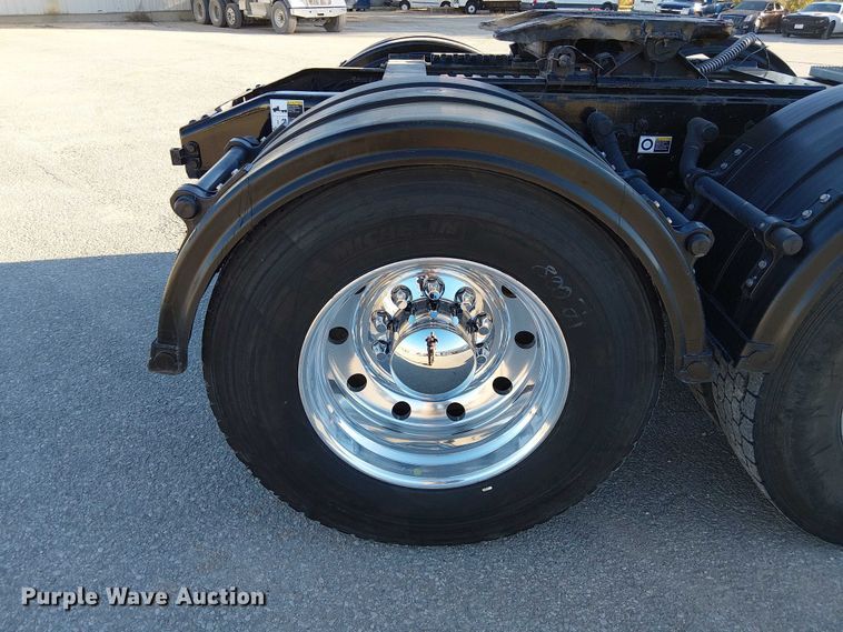 image for item DU3673 2023 Peterbilt 389 semi truck