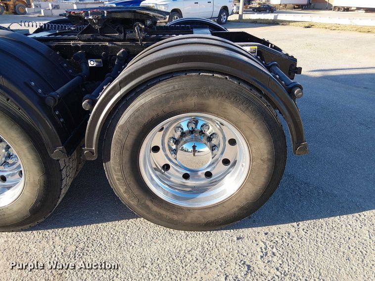 image for item DU3673 2023 Peterbilt 389 semi truck