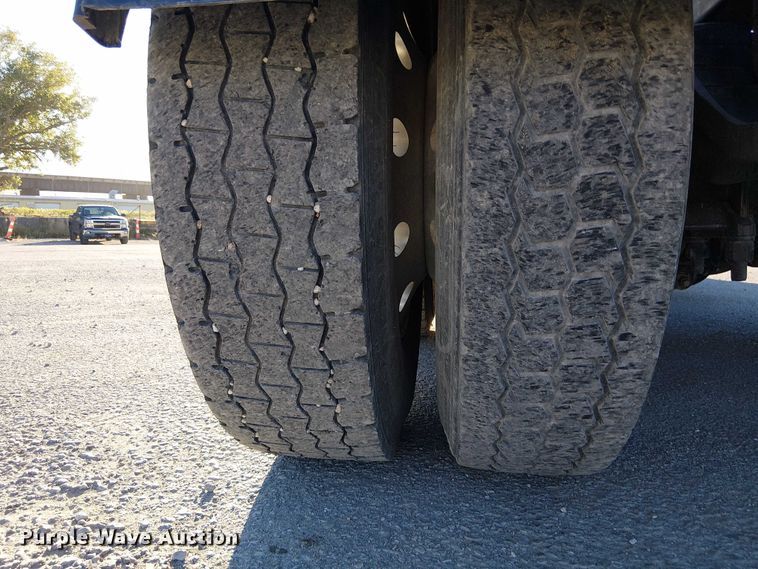 image for item DU3673 2023 Peterbilt 389 semi truck