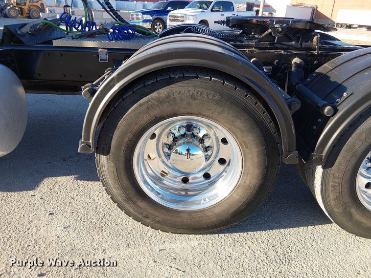 image for item DU3673 2023 Peterbilt 389 semi truck