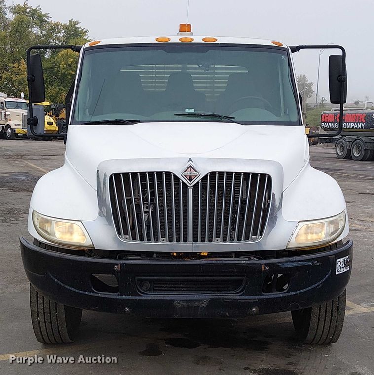 image for item DU3726 2004 International 4300 flatbed truck