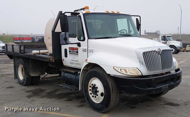 image for item DU3726 2004 International 4300 flatbed truck