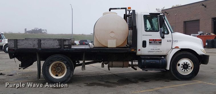 image for item DU3726 2004 International 4300 flatbed truck