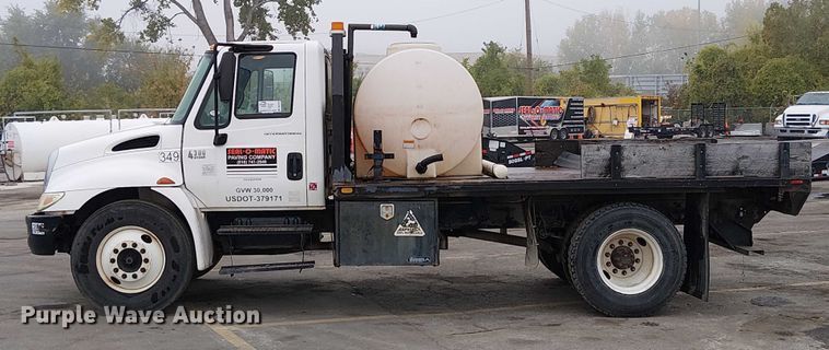 image for item DU3726 2004 International 4300 flatbed truck