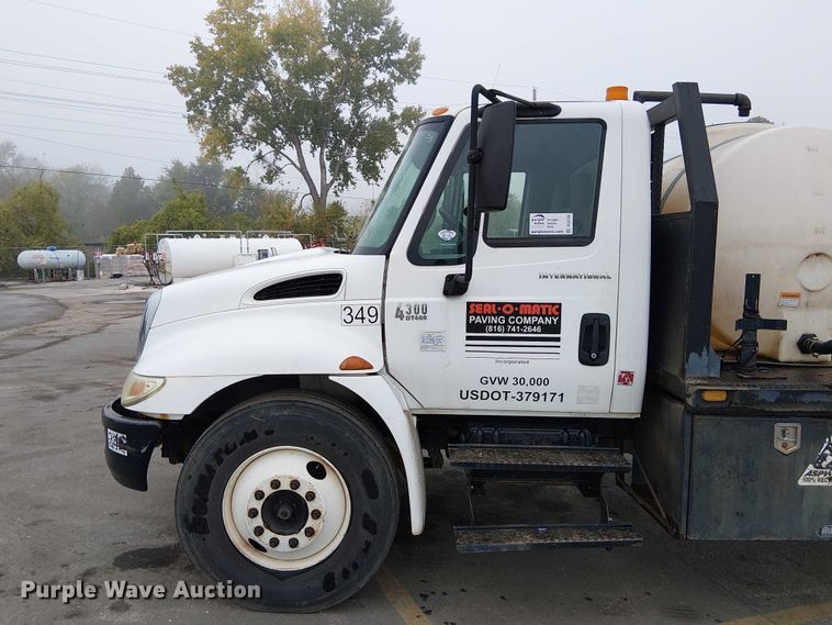 image for item DU3726 2004 International 4300 flatbed truck