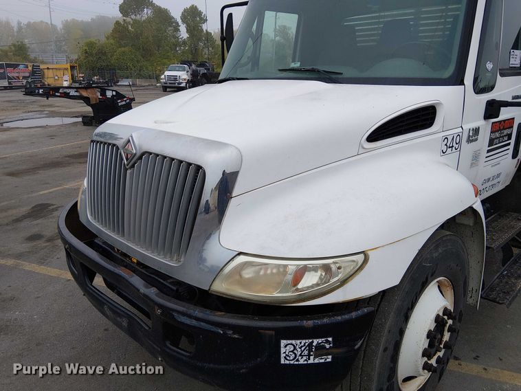 image for item DU3726 2004 International 4300 flatbed truck