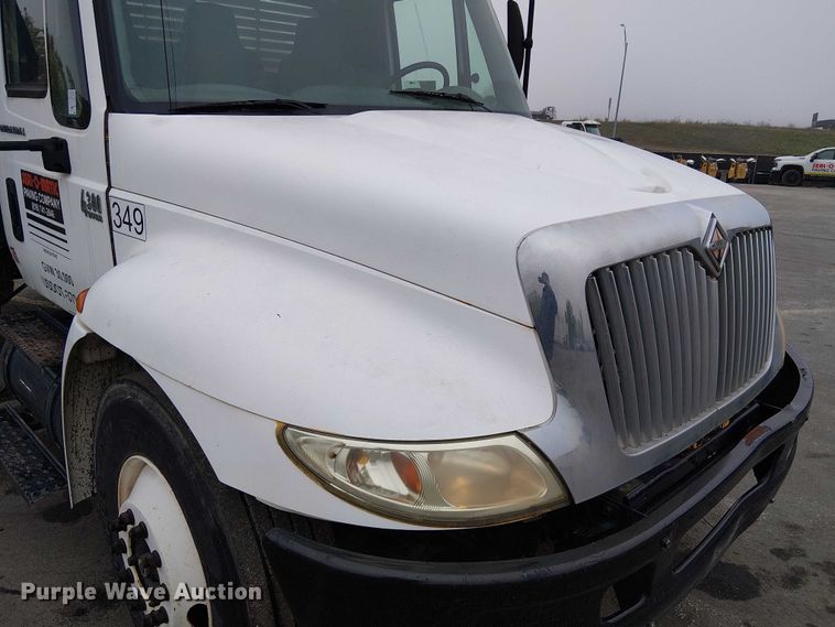 image for item DU3726 2004 International 4300 flatbed truck