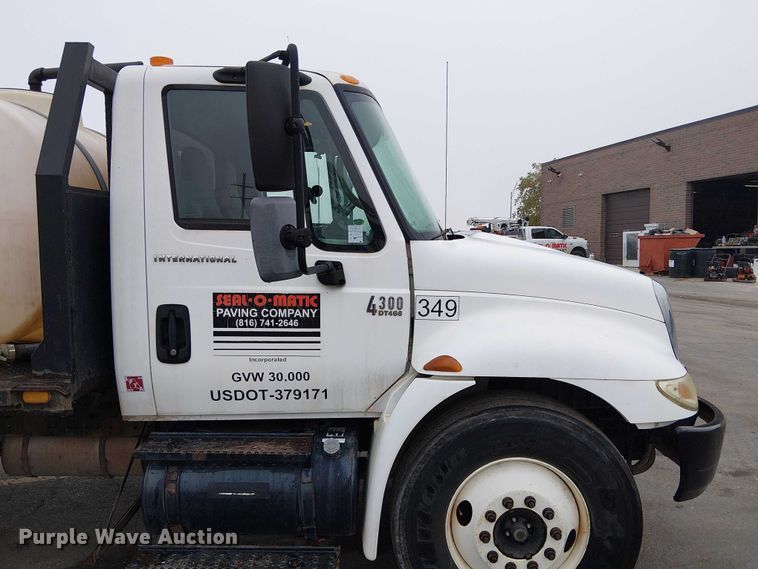 image for item DU3726 2004 International 4300 flatbed truck