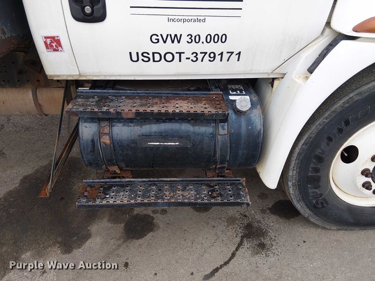 image for item DU3726 2004 International 4300 flatbed truck