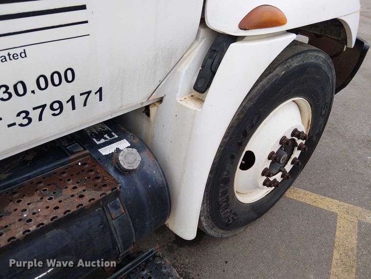 image for item DU3726 2004 International 4300 flatbed truck