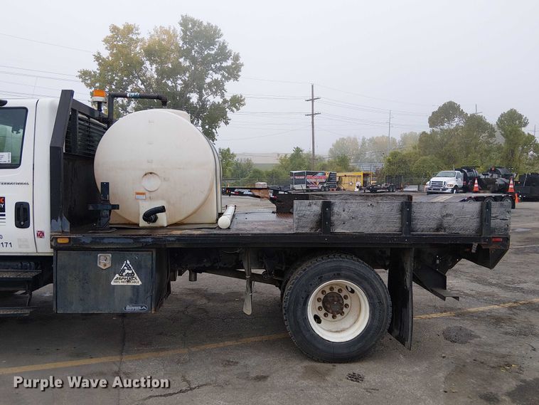 image for item DU3726 2004 International 4300 flatbed truck