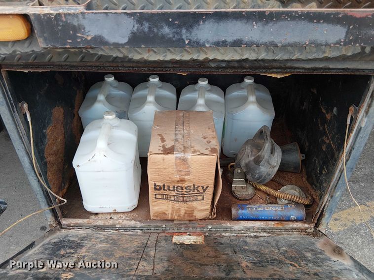 image for item DU3726 2004 International 4300 flatbed truck