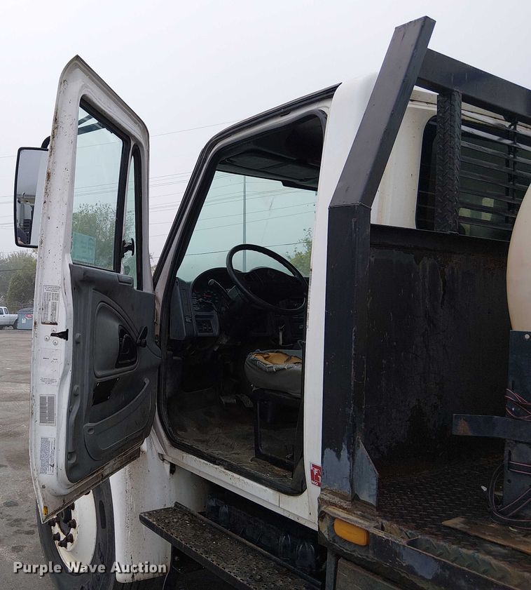 image for item DU3726 2004 International 4300 flatbed truck