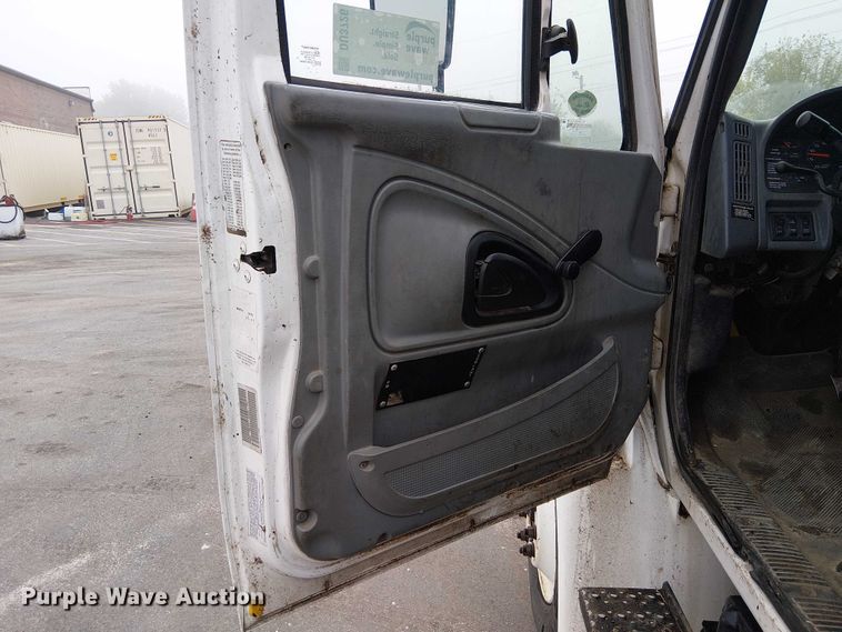 image for item DU3726 2004 International 4300 flatbed truck