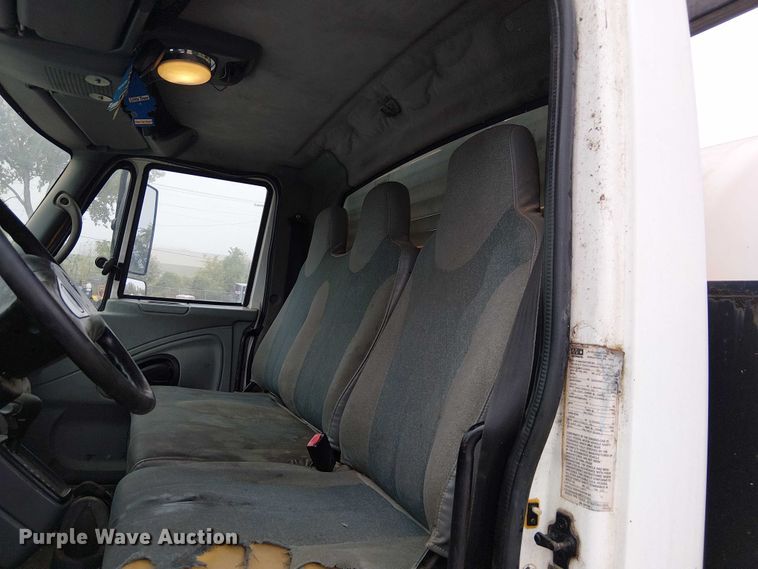 image for item DU3726 2004 International 4300 flatbed truck