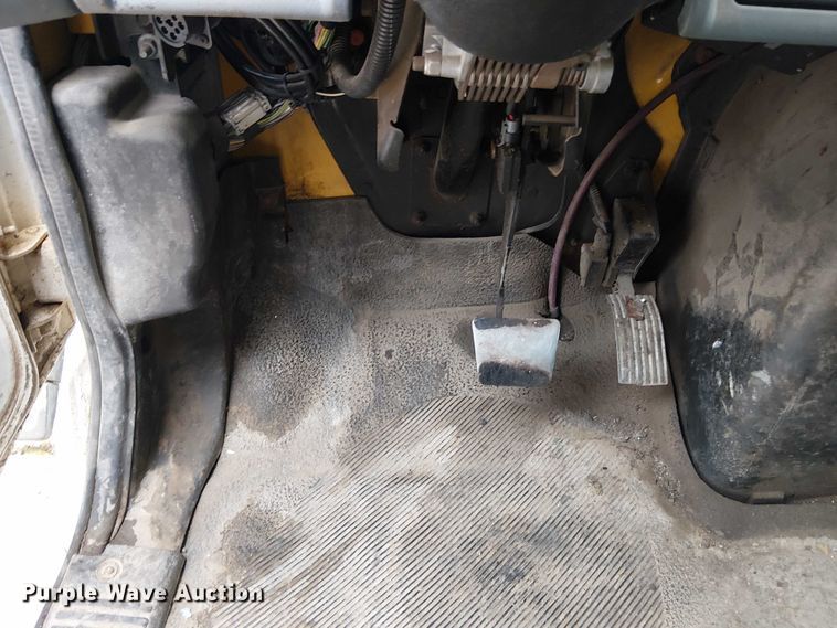 image for item DU3726 2004 International 4300 flatbed truck