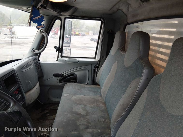 image for item DU3726 2004 International 4300 flatbed truck