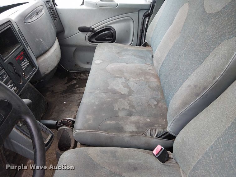 image for item DU3726 2004 International 4300 flatbed truck