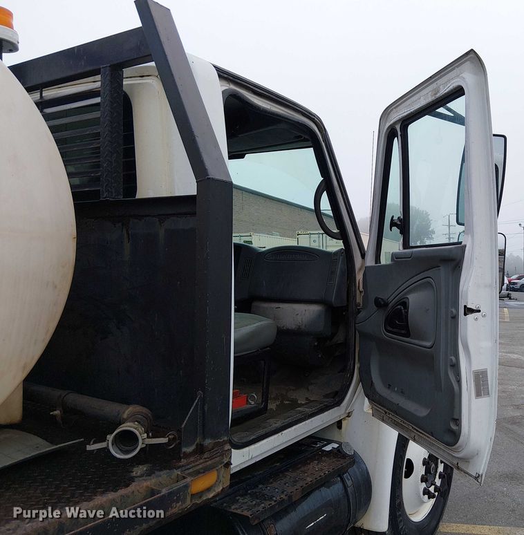 image for item DU3726 2004 International 4300 flatbed truck