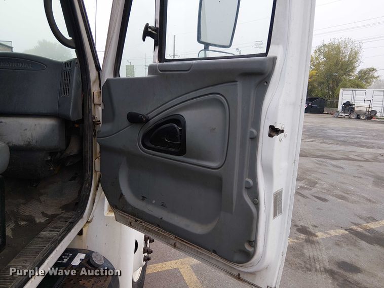 image for item DU3726 2004 International 4300 flatbed truck