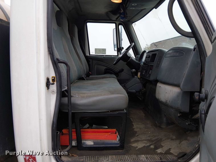 image for item DU3726 2004 International 4300 flatbed truck