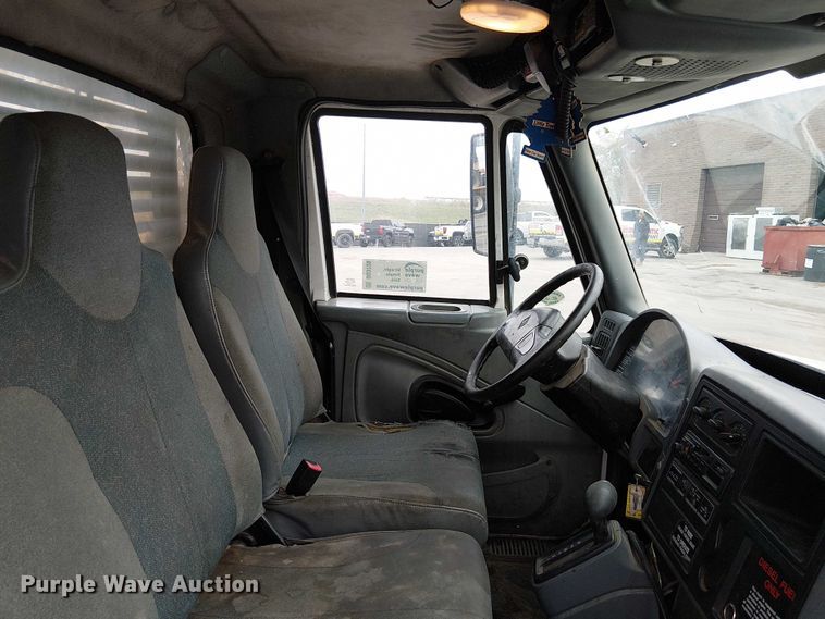 image for item DU3726 2004 International 4300 flatbed truck