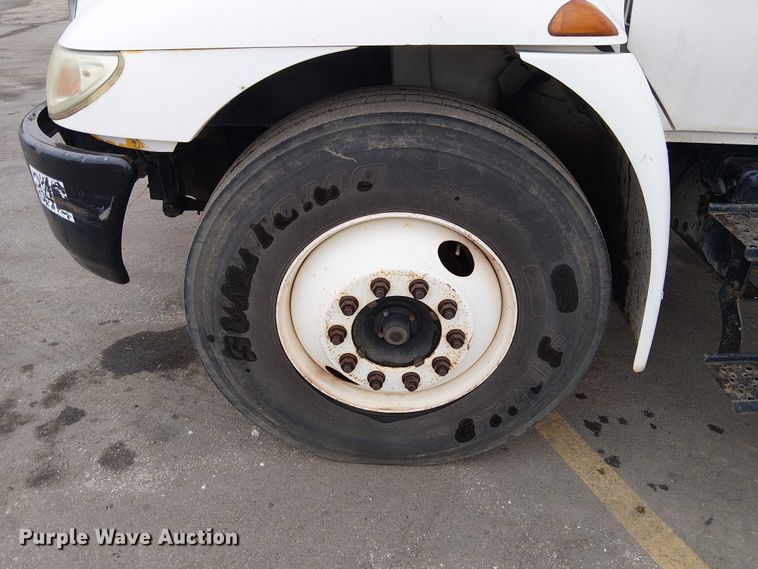 image for item DU3726 2004 International 4300 flatbed truck