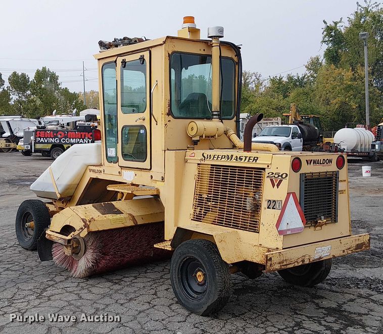 image for item DU3727 SweepMaster 250 broom