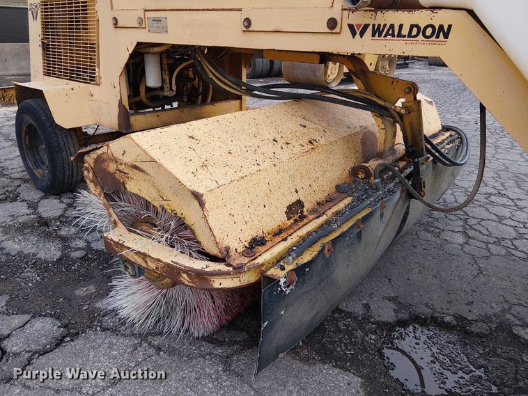 image for item DU3727 SweepMaster 250 broom