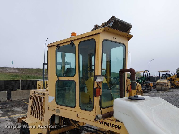 image for item DU3727 SweepMaster 250 broom