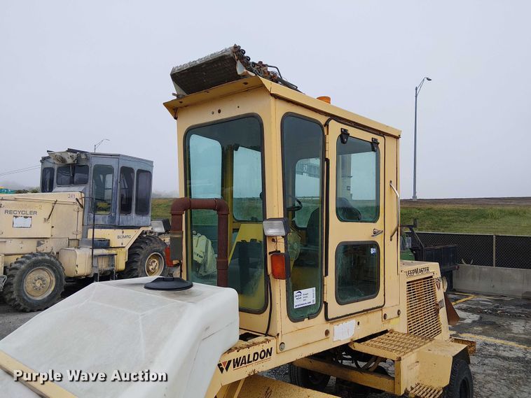 image for item DU3727 SweepMaster 250 broom