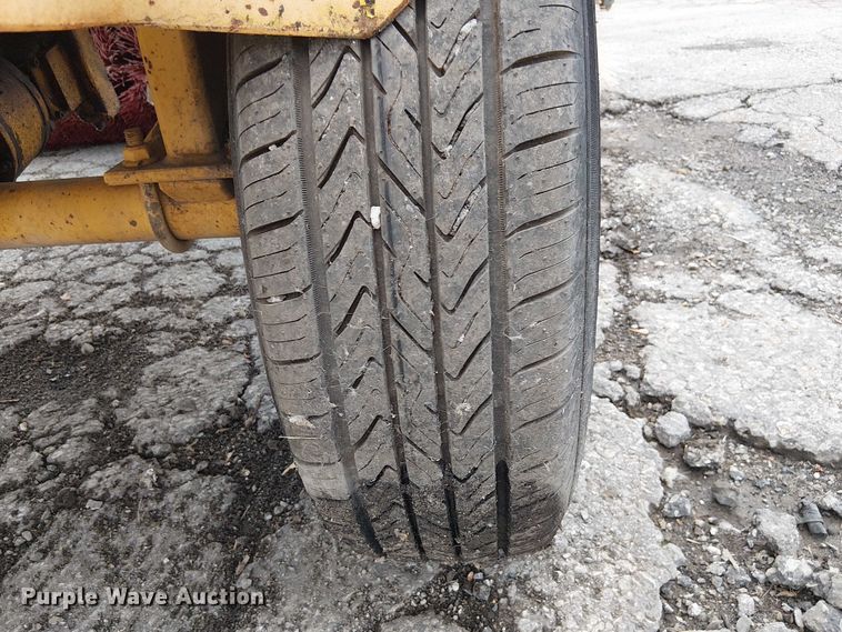 image for item DU3727 SweepMaster 250 broom