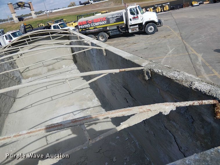 image for item DU3732 2008 Mac end dump trailer