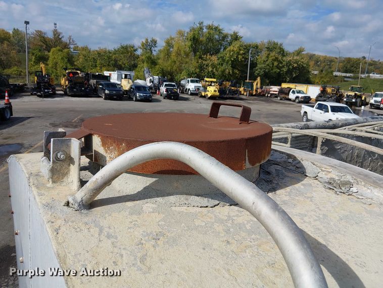 image for item DU3732 2008 Mac end dump trailer