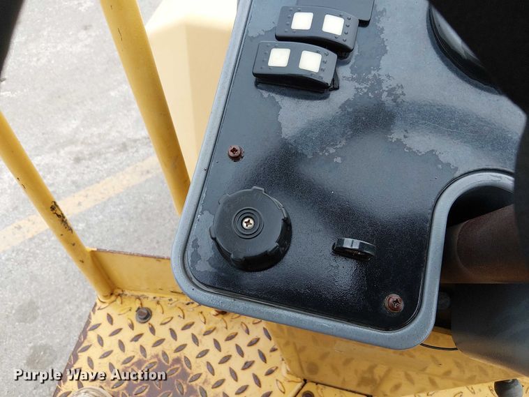 image for item DU3734 2011 Caterpillar CB24 double drum vibratory roller