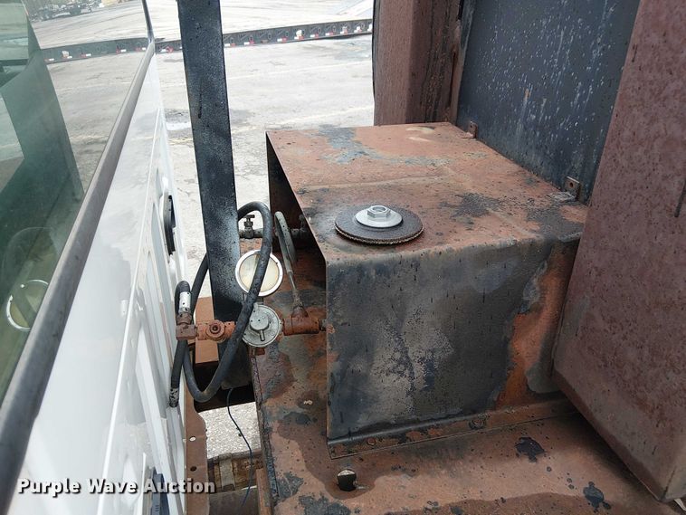 image for item DU3735 2007 Ford F550 Tack distributor truck