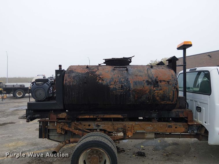 image for item DU3735 2007 Ford F550 Tack distributor truck