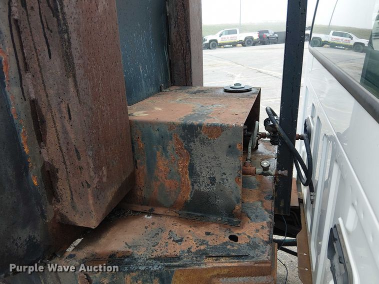 image for item DU3735 2007 Ford F550 Tack distributor truck