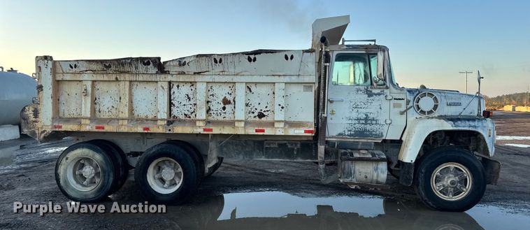 image for item DW6643 1990 Ford L9000 dump truck