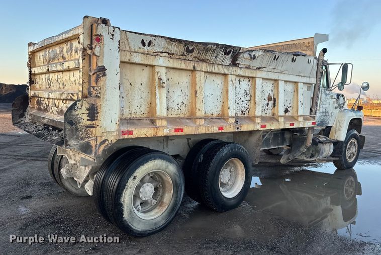 image for item DW6643 1990 Ford L9000 dump truck